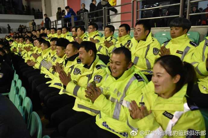 本溪公安消防齐助阵,辽篮主场大捷敬英雄 全国特级优秀人民警察关吉文作为公安干警代表获邀观赛,他身穿警服端坐于看台,神情专注而欣慰,胸前勋章在体育馆灯光下微微闪烁