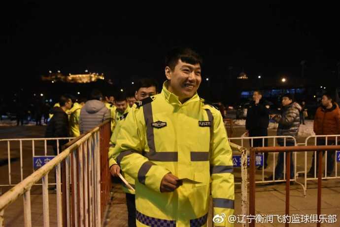 本溪公安消防齐助阵,辽篮主场大捷敬英雄 辽篮球迷与公安干警在看台上共同为球队加油,球迷脸上画着油彩,干警们则挥舞着手中的助威棒,警民同乐的画面温馨而充满活力