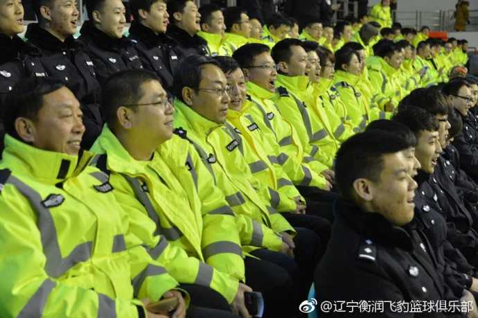 本溪公安消防齐助阵,辽篮主场大捷敬英雄 看台上本溪公安干警们拉起巨大的横幅,上面写着“本溪公安为辽宁本钢队加油”,他们高举手臂为球队呐喊助威,场面十分振奋人心