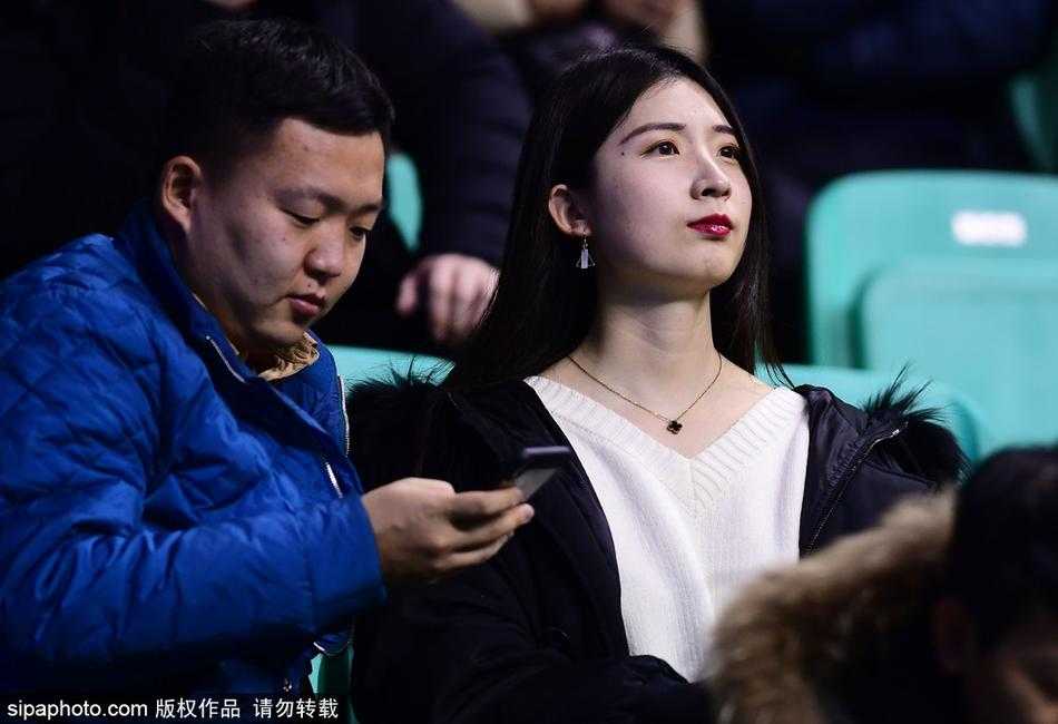 本溪冬夜那抹彩虹色:辽粤加时激战,看台美女球迷抢尽风头 喧嚣散去,彩虹发美女球迷正准备离场,她回眸一瞬的眼神清澈明亮,那头彩辫成为了那个辽粤大战之夜最令人难忘的场外风景。