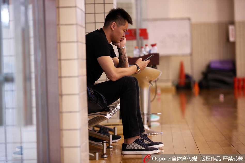 朱芳雨的双面人生:从得分王到总经理,他在训练场的凝视与谋划 训练场上,朱芳雨手痒难耐,拿起篮球进行了一次标志性的跳投,虽然已是总经理,但那投篮手型依旧标准,仿佛在向年轻球员们无声地授课。