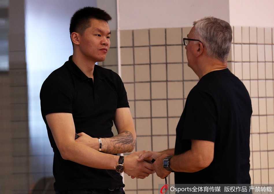 朱芳雨的双面人生:从得分王到总经理,他在训练场的凝视与谋划 在训练的间隙,朱芳雨与主教练尤纳斯并肩而立,两人神情严肃地进行着交流,一个熟悉队员心理,一个精通战术体系,新的管理层组合正在磨合。