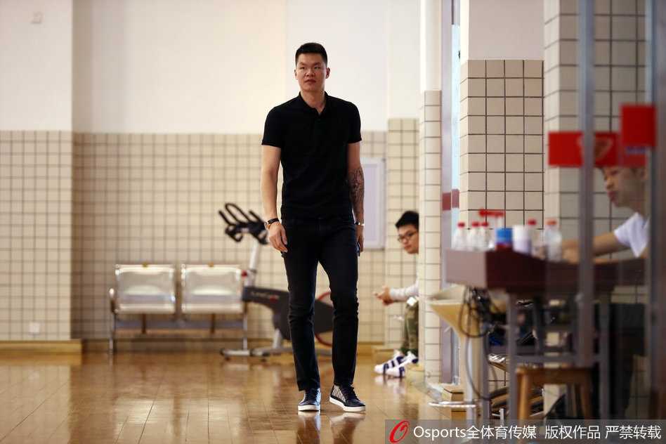 朱芳雨的双面人生:从得分王到总经理,他在训练场的凝视与谋划 朱芳雨双手插兜,神情专注地站在场边,目光紧紧跟随着场上队员们的跑动,仿佛在内心演练着战术布局。