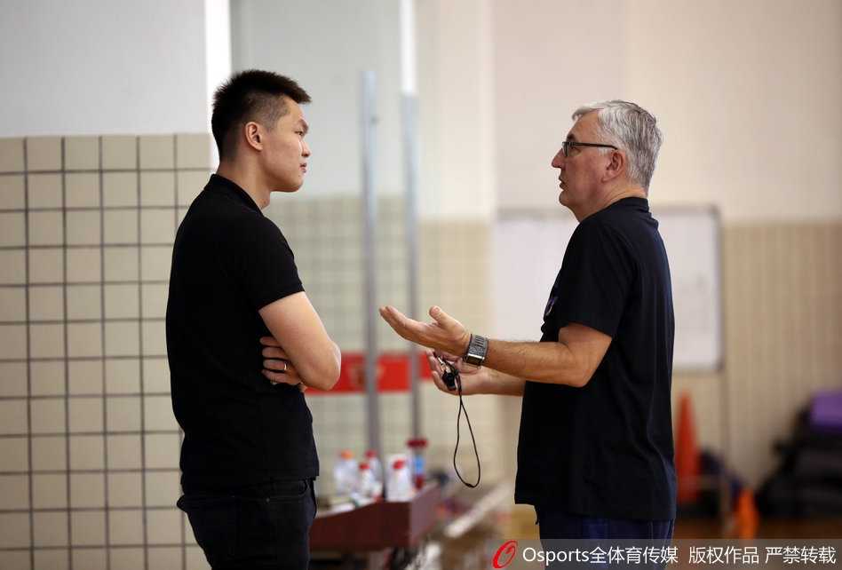 朱芳雨的双面人生:从得分王到总经理,他在训练场的凝视与谋划 面对堆积如山的训练用球,朱芳雨露出标志性的微笑,退役后的生活虽然繁琐,但能与篮球朝夕相处,这份热爱始终如一。