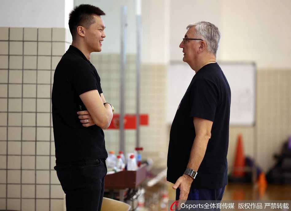 朱芳雨的双面人生:从得分王到总经理,他在训练场的凝视与谋划 朱芳雨在训练场边亲自为年轻外援进行指导,用手比划着跑位路线,虽然语言可能不通,但篮球的语言在此时跨越了一切障碍。