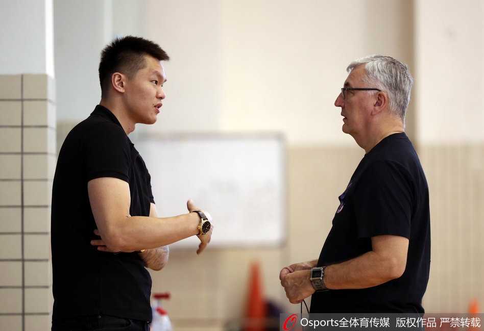 朱芳雨的双面人生:从得分王到总经理,他在训练场的凝视与谋划 朱芳雨蹲在底线附近,眉头微蹙观察着球员们的折返跑,这个视角曾经是他作为球员突破的起点,如今是他作为管理者审视团队的窗口。