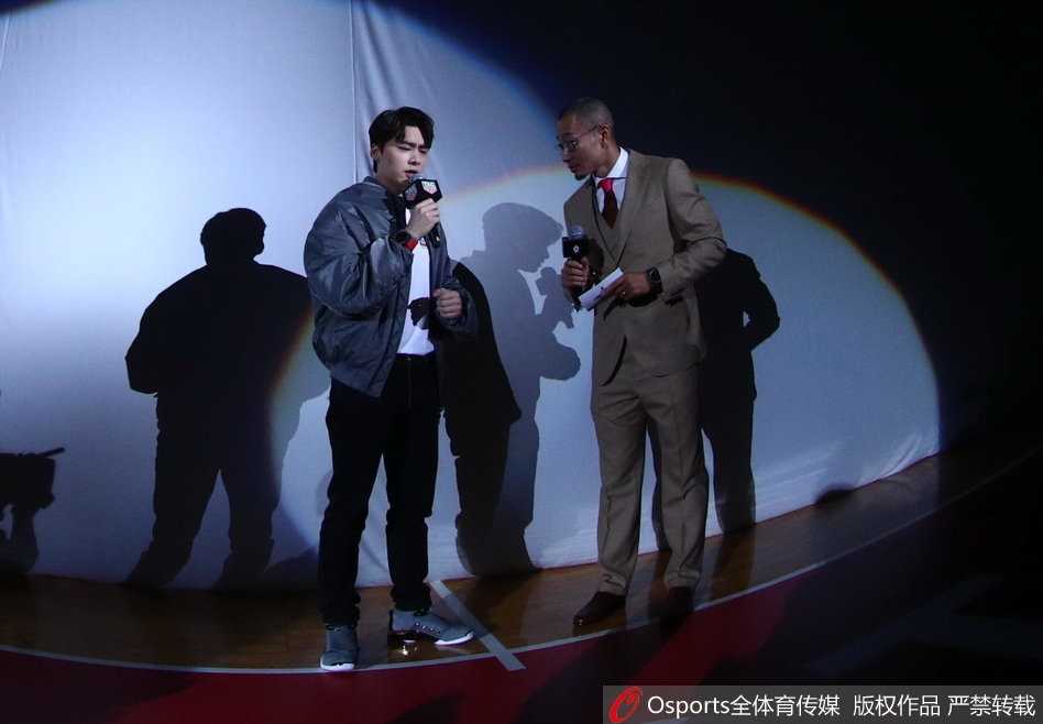 李易峰空降深圳助力全明星赛,易建联家乡加冕MVP引爆篮球盛宴 李易峰在场边与明星球员热聊,眼神专注仿佛在探讨球场战术,展现资深球迷本色