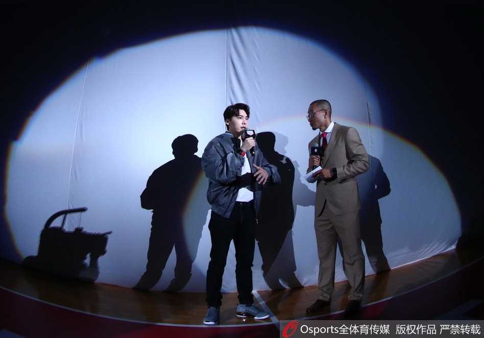 李易峰空降深圳助力全明星赛,易建联家乡加冕MVP引爆篮球盛宴 易建联在防守球员头上单臂炸筐,暴力美学点燃全场,展现出CBA票王的绝对统治力