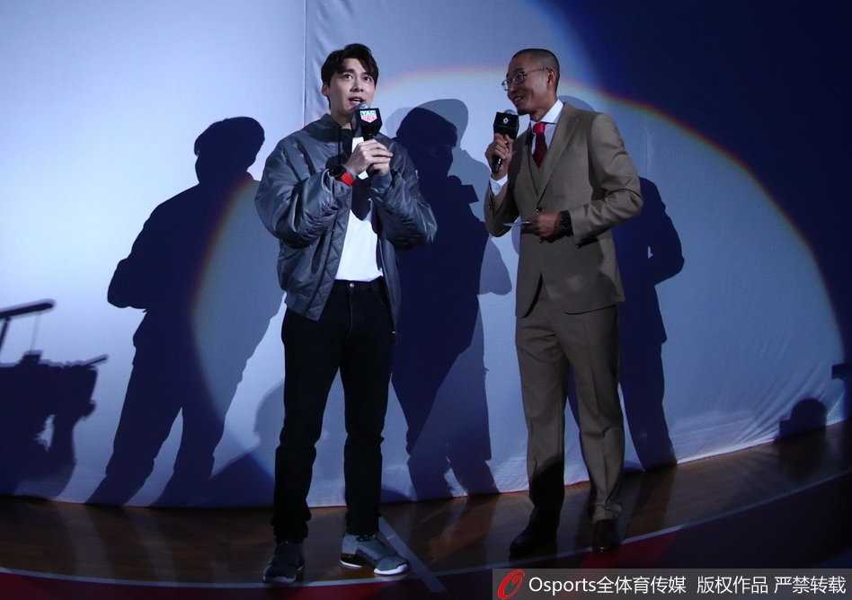 李易峰空降深圳助力全明星赛,易建联家乡加冕MVP引爆篮球盛宴 李易峰身着休闲装惊喜现身CBA全明星赛场,阳光笑容瞬间引爆全场球迷热情