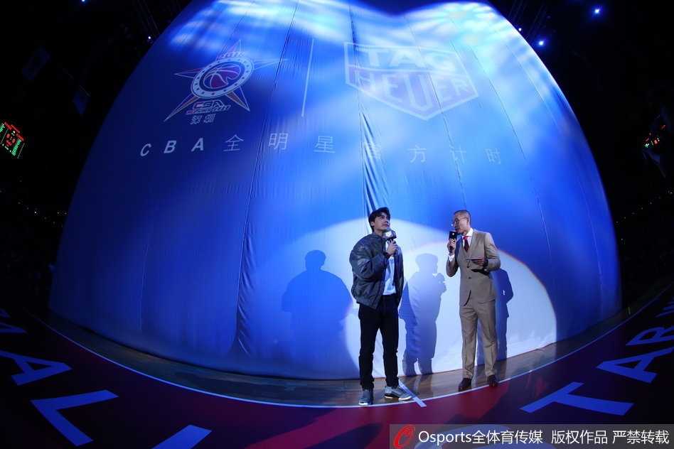 李易峰空降深圳助力全明星赛,易建联家乡加冕MVP引爆篮球盛宴 易建联手举MVP奖杯与队友合影,全场欢呼声中他露出孩子般纯真灿烂的笑容