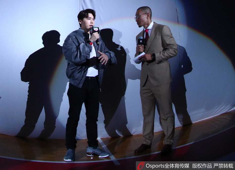 李易峰空降深圳助力全明星赛,易建联家乡加冕MVP引爆篮球盛宴 丁彦雨航持球面对防守,眼神坚毅准备突破,身旁的李易峰在观众席起身为其加油