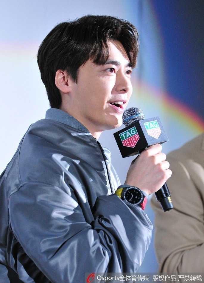 李易峰空降深圳助力全明星赛,易建联家乡加冕MVP引爆篮球盛宴 赛后李易峰在众人簇拥下离场,微笑挥手致意,仿佛还沉浸在方才的篮球狂欢之中