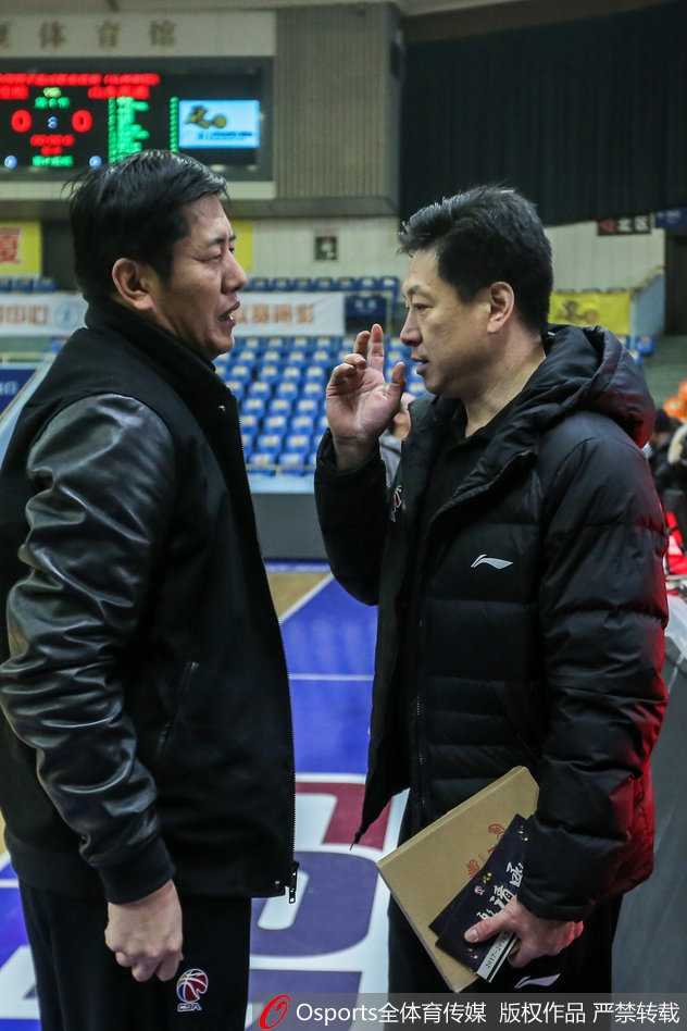 李春江亲临督战,广厦青年军静待季后赛硝烟 眼神如炬的李春江指导,在训练场上亲自示范防守滑步,每一个细节都逃不过他的法眼。