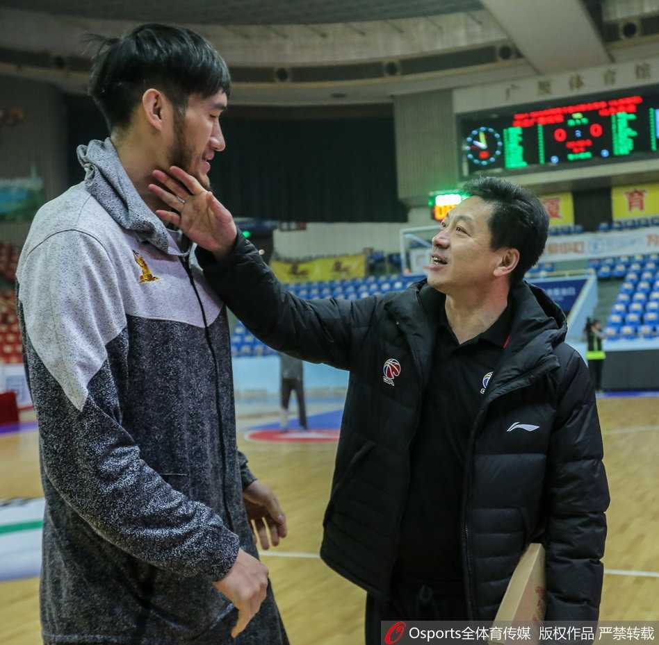 李春江亲临督战,广厦青年军静待季后赛硝烟 小外援福特森在缝隙中穿梭,像精灵一样抛出手中的篮球,瞬间点燃了训练场的对抗氛围。