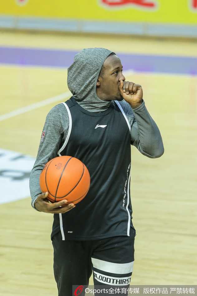 李春江亲临督战,广厦青年军静待季后赛硝烟 老将林志杰在训练中闲庭信步,丰富的经验和关键时刻的大心脏,让他成为年轻队员最信赖的港湾。