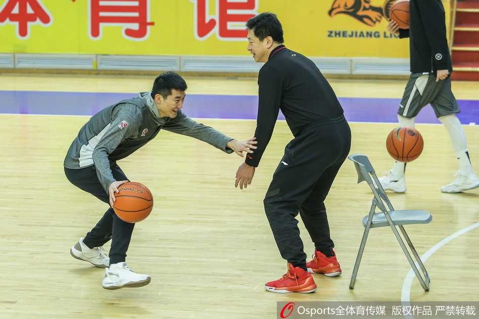 李春江亲临督战,广厦青年军静待季后赛硝烟 内线支柱胡金秋在对抗中勾手投篮,动作柔和而坚定,仿佛将平时的汗水都化作了篮筐上的音符。