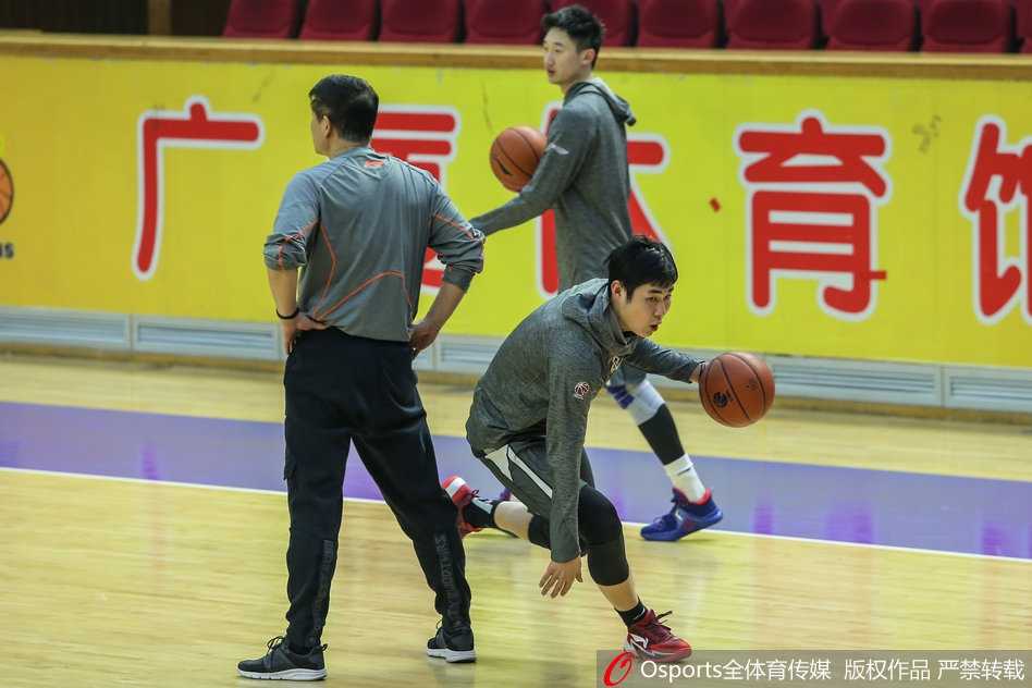 李春江亲临督战,广厦青年军静待季后赛硝烟 助理教练李晓勇认真观察训练,他作为辽宁篮球的传奇,正在辅助李春江打造这支全新的冠军之师。