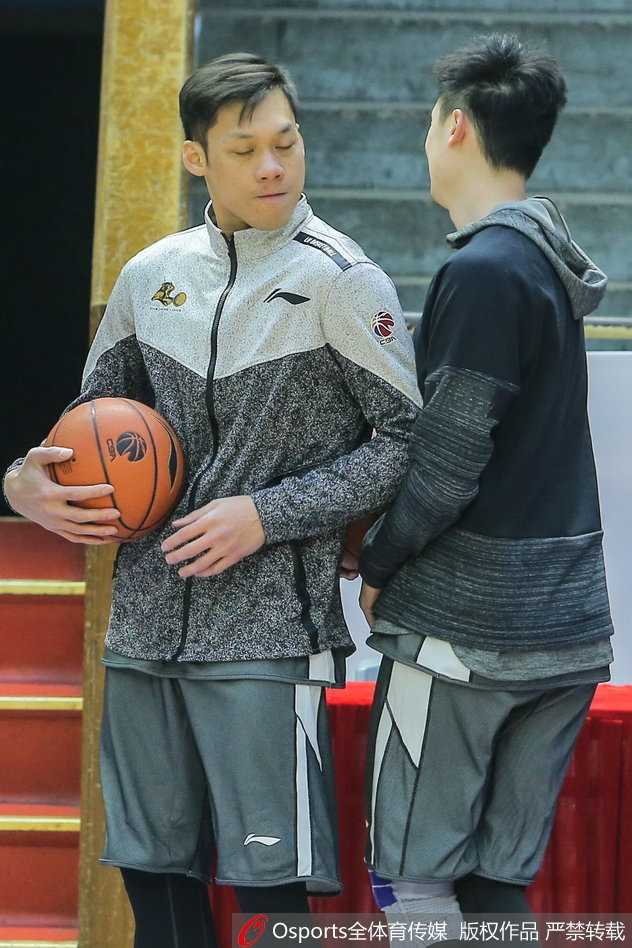 李春江亲临督战,广厦青年军静待季后赛硝烟 侧翼射手赵岩昊接球就投,出手速度快如闪电,他的“库里式”远投将成为广厦季后赛的致命武器。