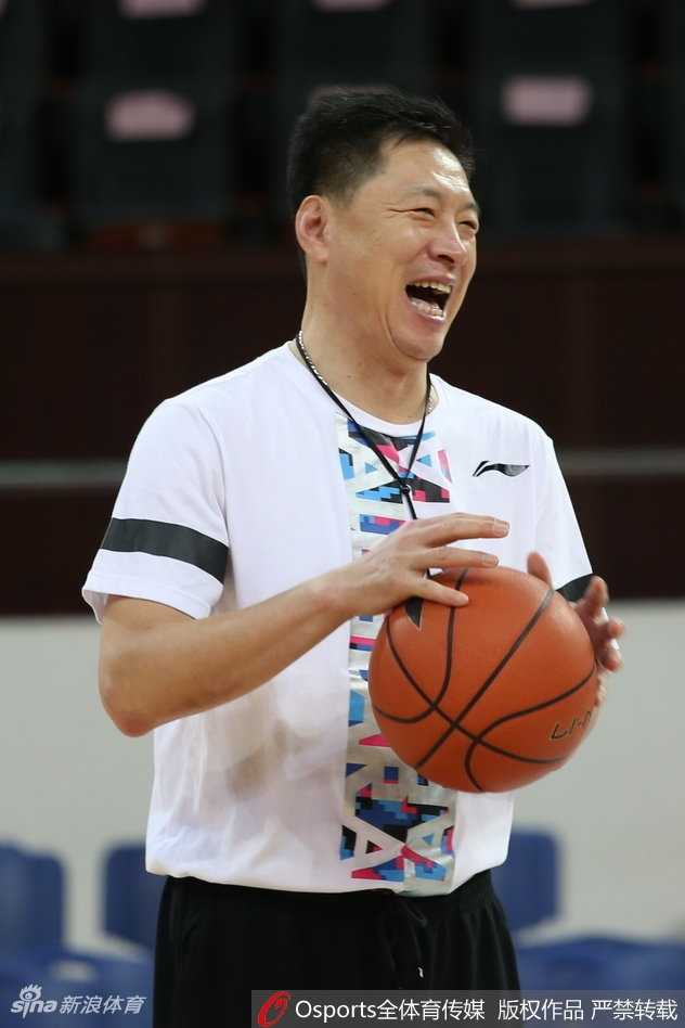 李春江心情大好率队冲刺 浙江广厦低调备战欲再攀高峰 老将林志杰在进行投篮热身,他手中的篮球仿佛有了生命。即便已经36岁,这位宝岛野兽依然是广厦队在最关键时刻最值得信赖的冷血杀手。