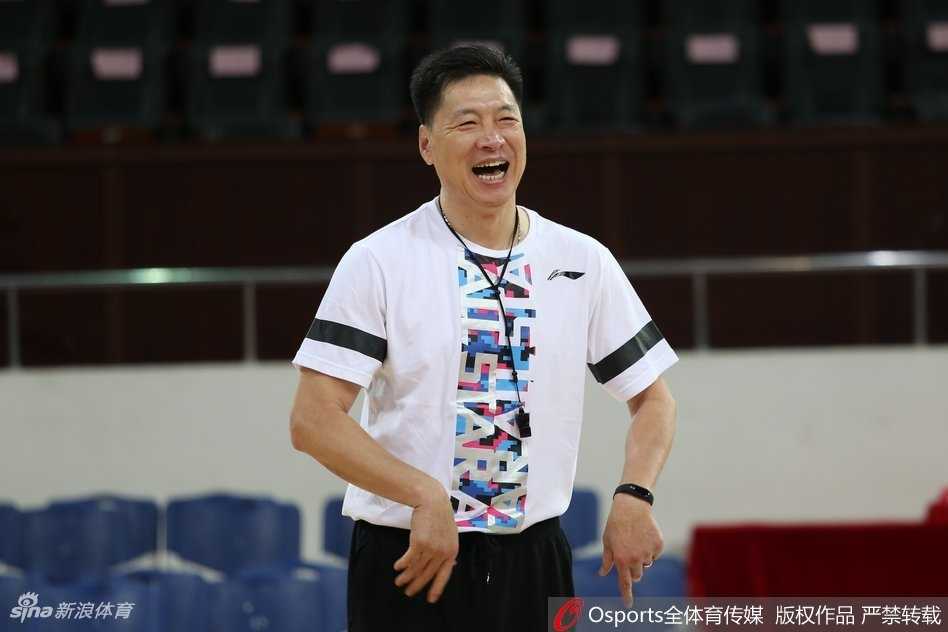 李春江心情大好率队冲刺 浙江广厦低调备战欲再攀高峰 外援博洛西斯在训练中秀出柔和手感,作为希腊国家队的老将,他丰富的比赛经验和出色的策应能力,让广厦的进攻体系变得更加立体和多变。