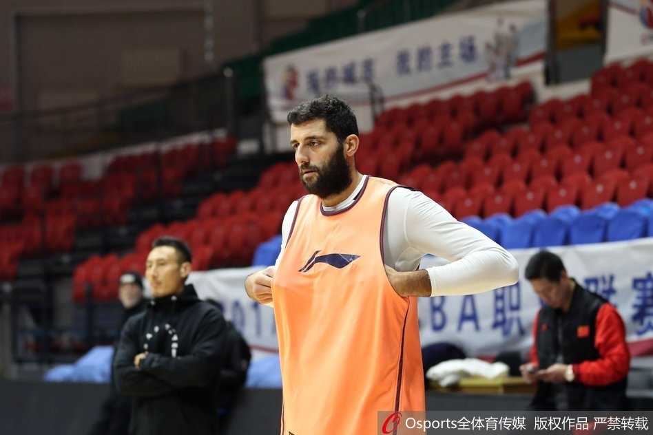 李春江挂帅广厦男篮严阵以待 全力备战CBA常规赛 赵岩昊在三分线外果断出手,篮球在空中划出一道完美的弧线