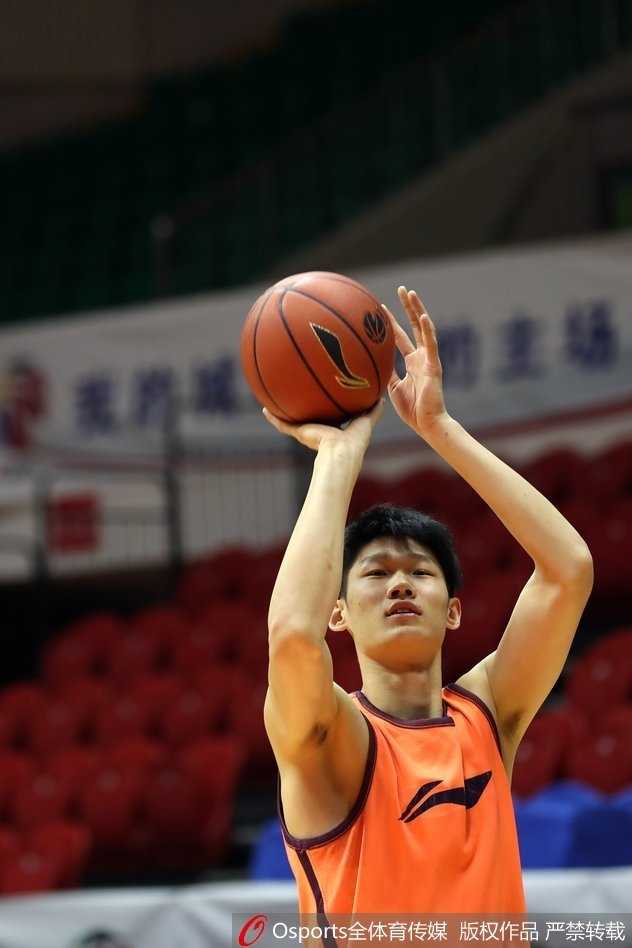 李春江挂帅广厦男篮严阵以待 全力备战CBA常规赛 李春江指导目光如炬,在场边向队员面授机宜,手势坚定有力