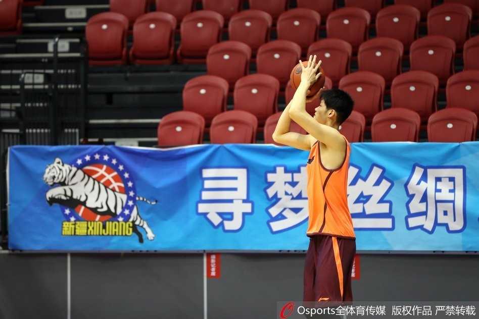 李春江挂帅广厦男篮严阵以待 全力备战CBA常规赛 福特森高速运球穿越防线,眼神犀利寻找着篮下的队友