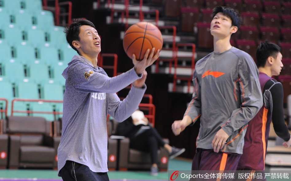 李春江指导宝刀未老 超远三分引领广厦全力备战 广厦球员们进行传球练习,球在队员之间快速转移,团队配合默契十足,充分体现了训练的流畅性。