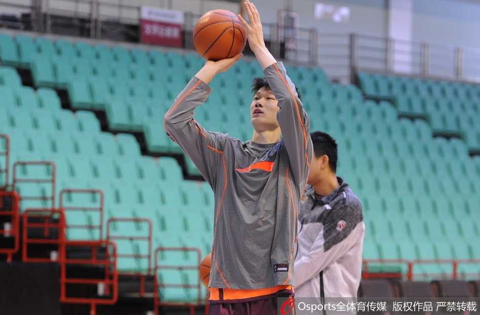 李春江指导宝刀未老 超远三分引领广厦全力备战 李春江在训练间隙为球员讲解战术,手臂挥动,神情严肃,仿佛在布置一场关键的决胜战术。