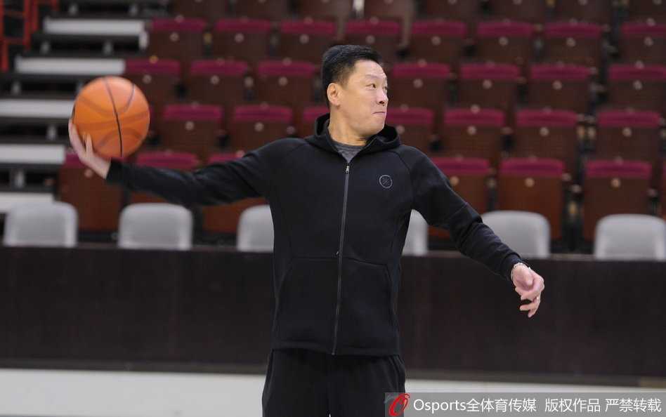 李春江指导宝刀未老 超远三分引领广厦全力备战 李春江指导站在场边神情专注,眼神中透露出对训练细节的严格把控,仿佛在思考着下一轮的战术布置。