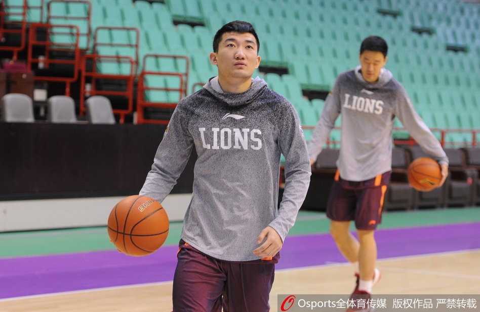 李春江指导宝刀未老 超远三分引领广厦全力备战 训练场上,广厦队员们正进行折返跑,挥汗如雨,专注地完成每一个战术跑位,充满青春的朝气与活力。