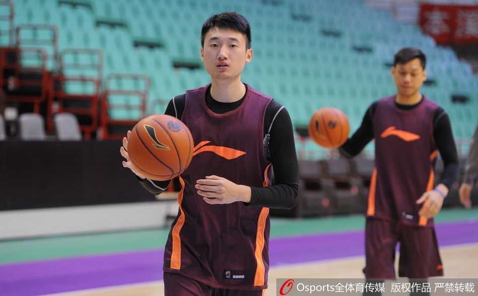 李春江指导宝刀未老 超远三分引领广厦全力备战 李春江指导双手持球,身体微微下蹲,正准备将球传给切入的队员,战术手势清晰明了,指挥若定。