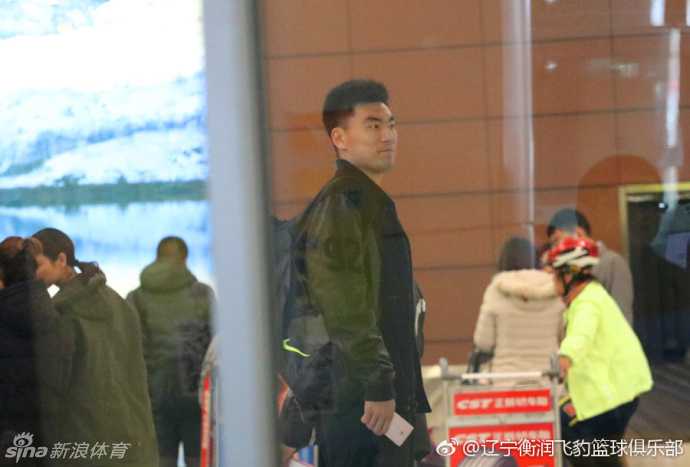 李晓旭伤愈归来半决赛只能场边助威,队友盼其满血复活 在沈阳桃仙国际机场,李晓旭身着黑色休闲装,推着满载而归的行李车,脸上洋溢着回家的轻松笑容,俱乐部代表上前为他送上鲜花表示欢迎。