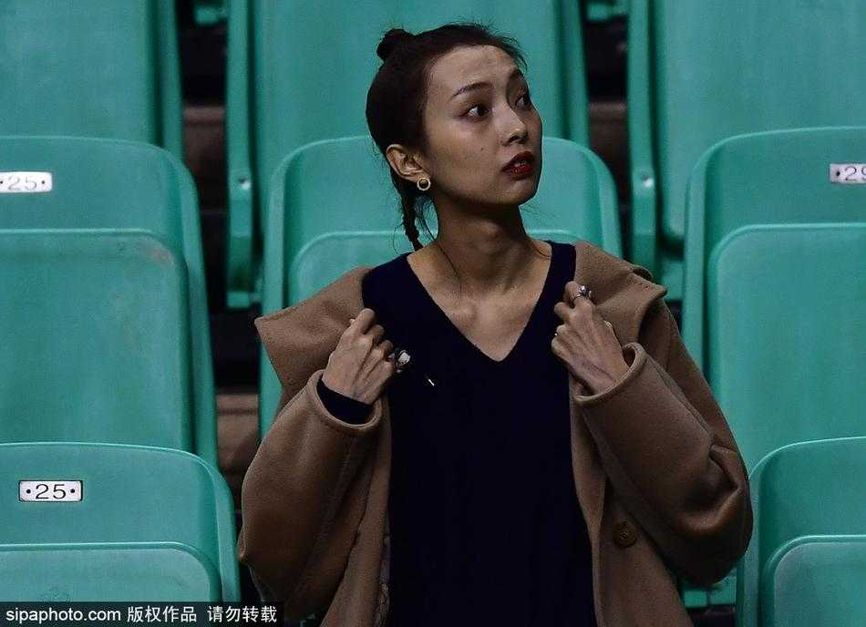 李晓旭爱妻现场助阵激发赛季最佳表现 辽宁男篮力克北京登顶积分榜首 李晓旭的爱妻身穿时尚冬装,提前数小时抵达本溪主场,眼神中充满期待与关切,安静地坐在看台上等待比赛开始。