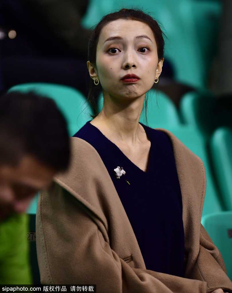 李晓旭爱妻现场助阵激发赛季最佳表现 辽宁男篮力克北京登顶积分榜首 赛场上的李晓旭目光如炬,在与北京队的激烈对抗中高高跃起,舒展单臂完成一次标志性的中距离投篮,动作刚毅果决。