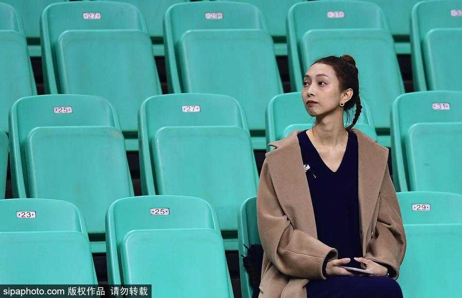 李晓旭爱妻现场助阵激发赛季最佳表现 辽宁男篮力克北京登顶积分榜首 赛后,李晓旭与队友庆祝胜利,他的眼神越过人群寻找看台上的爱妻,铁汉脸上露出一丝不易察觉的柔情,这一幕温情脉脉。