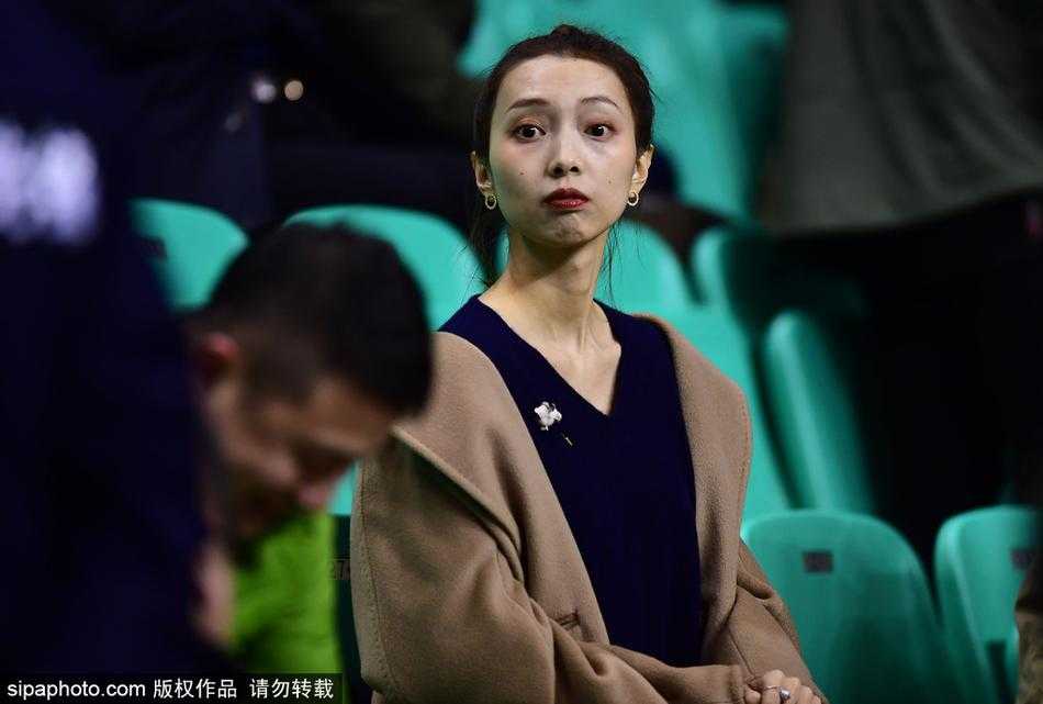 李晓旭爱妻现场助阵激发赛季最佳表现 辽宁男篮力克北京登顶积分榜首 李晓旭在多人包夹下奋力拼抢篮板球,身体在空中扭曲却依然紧握篮球,展现出他作为顶级篮板手的本能和“国产魔兽”的强悍斗志。