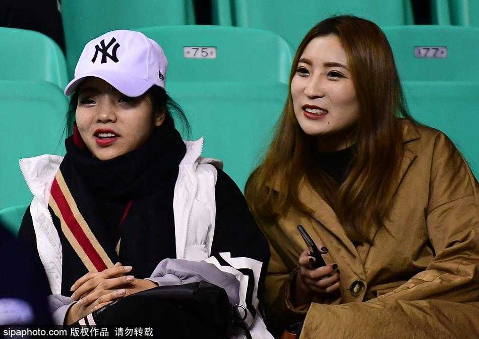 李晓旭的爱妻李旭坐在辽宁主场看台中央，她气质优雅，与身旁的女伴们专注地看着场内，眼神中满是对夫君的牵挂与支持。