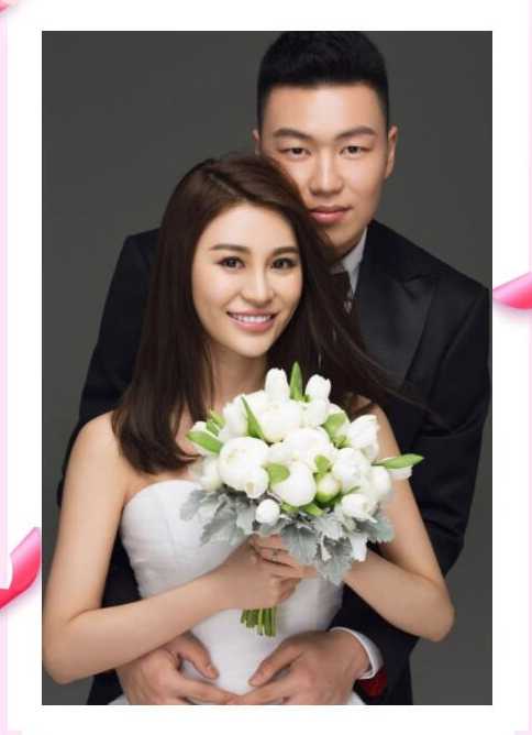 李根与王星洋的幸福定格:铁血男儿的温柔婚礼纪实 幸福满溢的互动瞬间,李根轻揽妻子腰肢,王星洋则依靠在丈夫坚实的臂膀上,画面定格了这一刻的岁月静好。