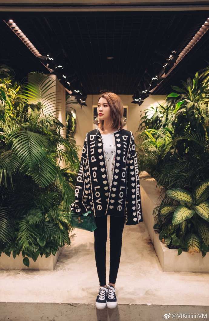 即便是在行走的抓拍中，王星洋的身姿也如同模特般挺拔，简约的白衬衫搭配深色长裤，展现出一种毫不费力的高级时尚感。