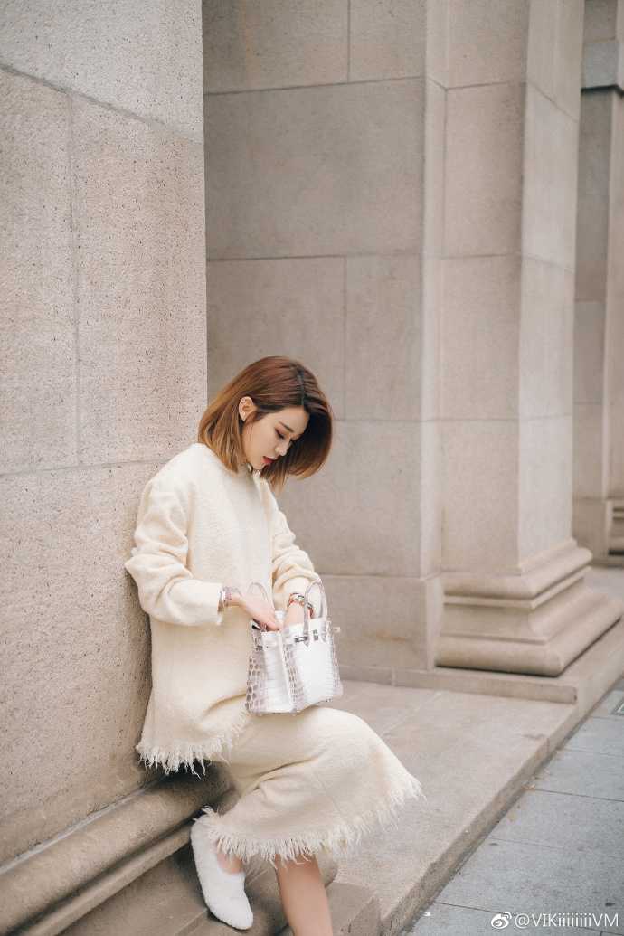 王星洋身着一袭简约时尚的都市装扮，在车流穿梭的街角驻足回眸，眼神中透露出自信与从容，仿佛将繁华的街道变成了专属的秀场。