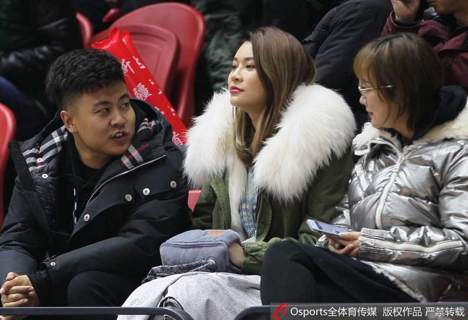 李根解禁复出之夜,爱妻见证新疆主场大捷 李根身披新疆队战袍在赛前热身中运球,神情坚毅准备迎接解禁复出后的首战