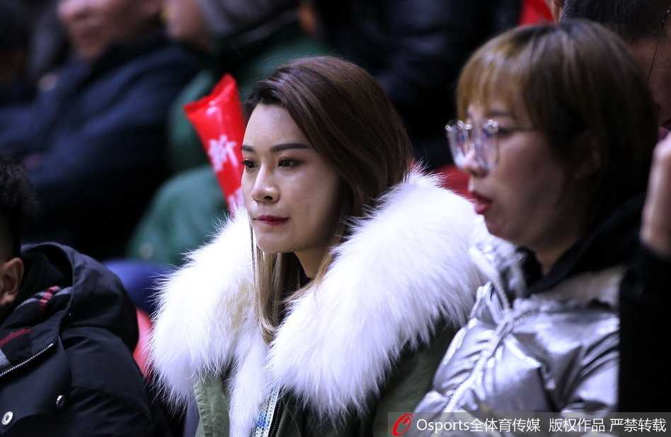 李根解禁复出之夜,爱妻见证新疆主场大捷 李根妻子王星洋神情专注地坐在新疆主场看台上,眼神中充满对丈夫复出之战的期待与支持