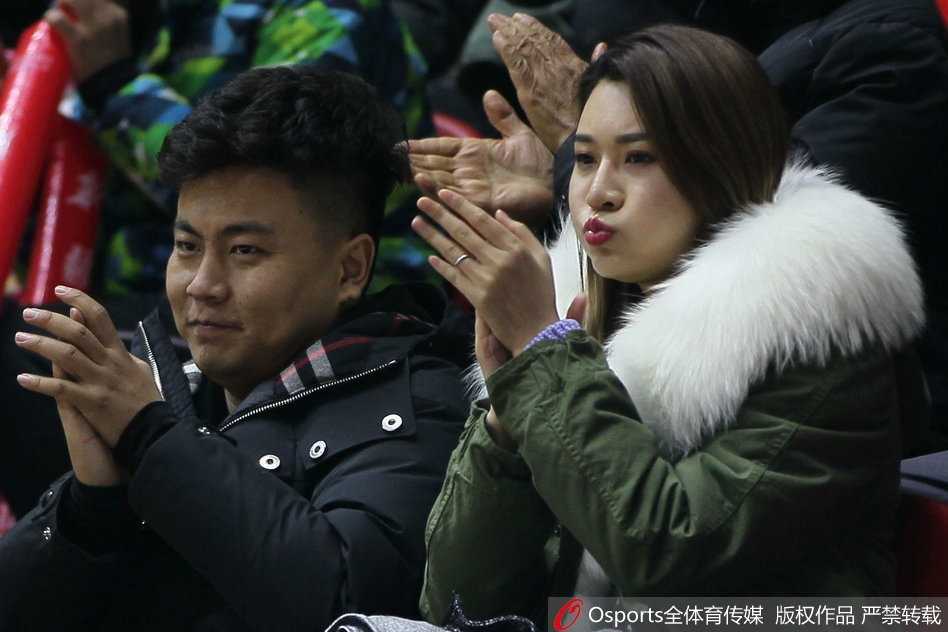 李根解禁复出之夜,爱妻见证新疆主场大捷 新疆队外援亚当斯在防守球员干扰下强行突破,展现出惊人的控球和得分能力