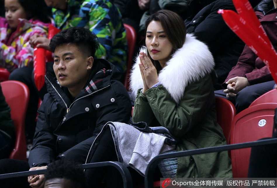 李根解禁复出之夜,爱妻见证新疆主场大捷 比赛中李根持球面对防守球员,试图用强壮的身体背身单打寻找进攻机会