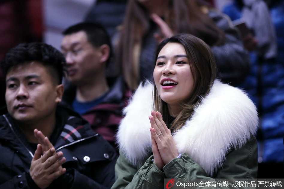 李根解禁复出之夜,爱妻见证新疆主场大捷 比赛结束后看台上的温馨一幕,李根妻子手拿手机记录现场大屏幕的画面作为留念