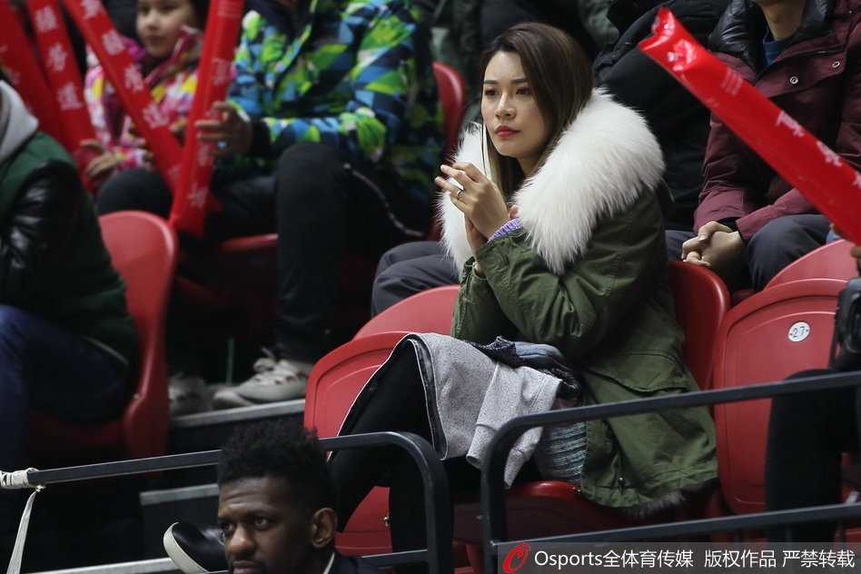 李根解禁复出之夜,爱妻见证新疆主场大捷 李根妻子在场边举起手机拍摄场内画面,脸上洋溢着笑容记录丈夫的赛场英姿