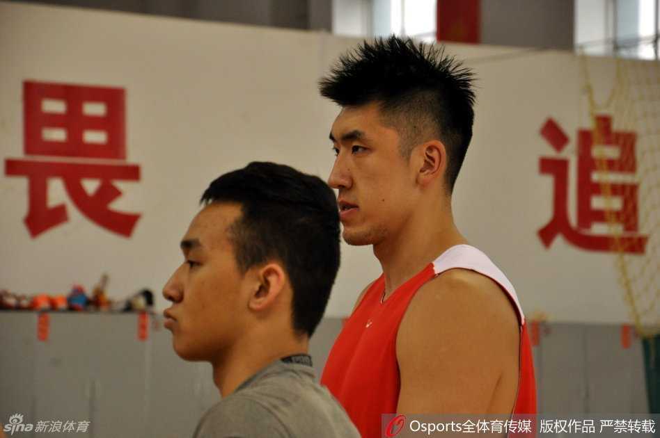 李楠挂帅山东全运男篮全力冲刺全运会预赛 训练结束后,汗水顺着球员们的脸颊滑落,他们虽然气喘吁吁但眼神明亮,为了共同的冠军梦想,每一滴汗水都显得意义非凡。