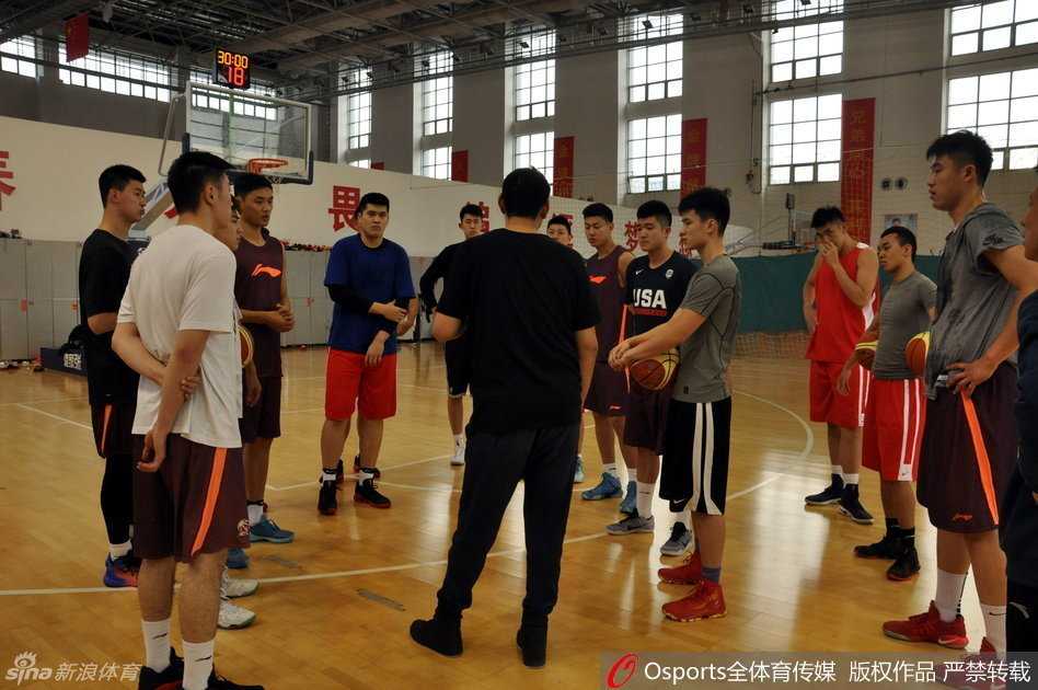 李楠挂帅山东全运男篮全力冲刺全运会预赛 训练馆内,主教练李楠正在给全队训话,他表情严肃地挥手强调战术纪律,队员们围绕在身边,汗水湿透了球衣,神情专注。