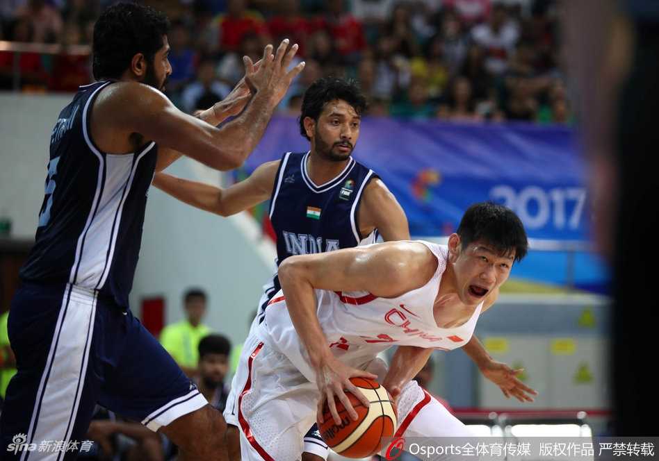 辽宁队队长韩德君在篮下强起得分后，转身拍手示意，眼神坚定地与跑过来的队友击掌，传递着必胜的信念。